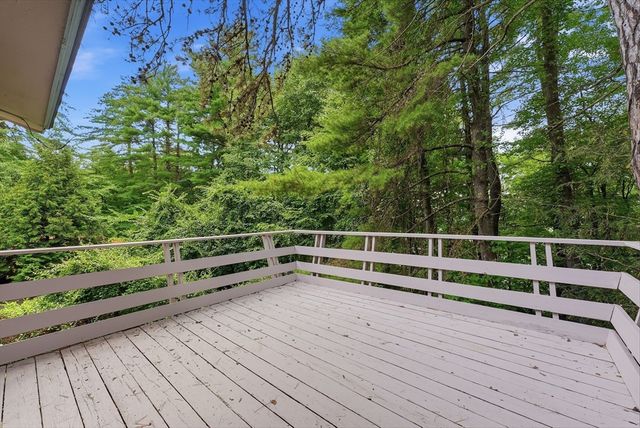 9 Flintlock Ln, Amherst, MA 01002