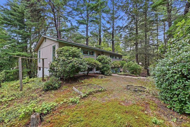 9 Flintlock Ln, Amherst, MA 01002