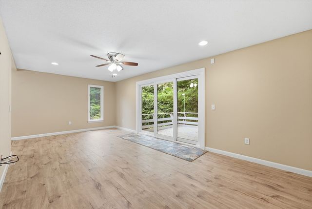 9 Flintlock Ln, Amherst, MA 01002