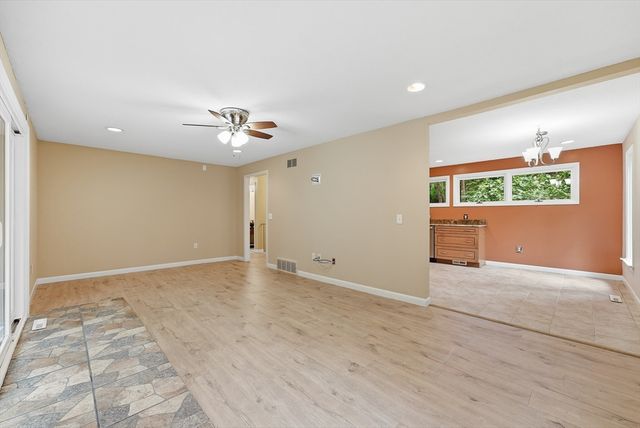 9 Flintlock Ln, Amherst, MA 01002