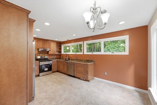 9 Flintlock Ln, Amherst, MA 01002