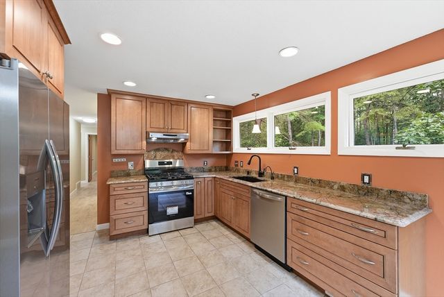 9 Flintlock Ln, Amherst, MA 01002