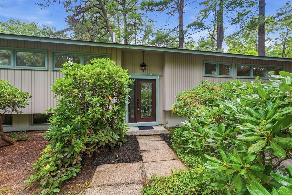 9 Flintlock Ln, Amherst, MA 01002