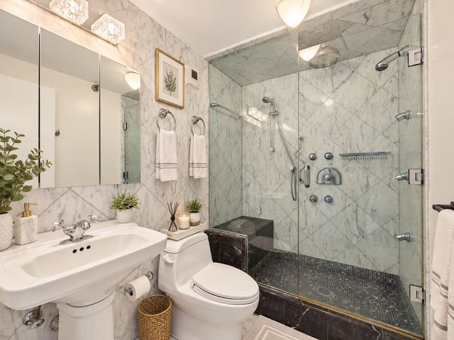 1230 N State Parkway 18D, Chicago, IL 60610