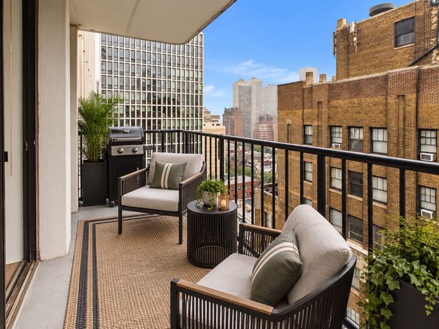 1230 N State Parkway 18D, Chicago, IL 60610