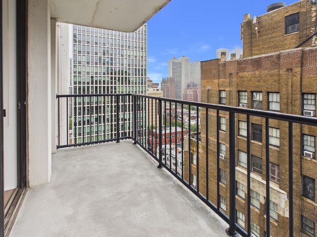 1230 N State Parkway 18D, Chicago, IL 60610