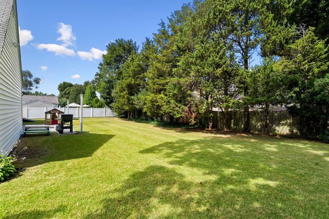 27 Mount Pleasant Ave, Holbrook, MA 02343