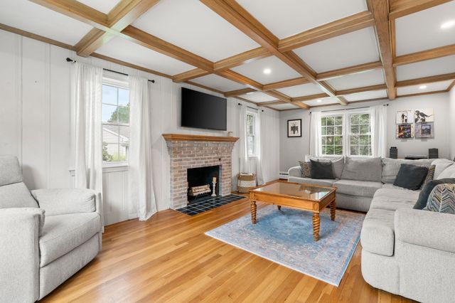 27 Mount Pleasant Ave, Holbrook, MA 02343
