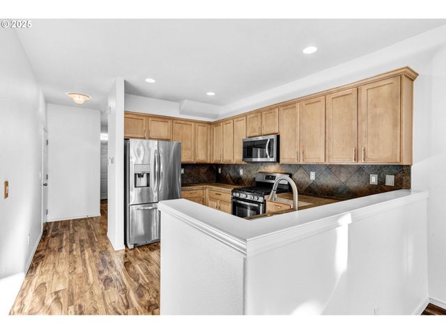 950 Sw 17TH Way, Troutdale, OR 97060