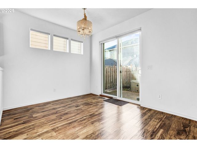 950 Sw 17TH Way, Troutdale, OR 97060