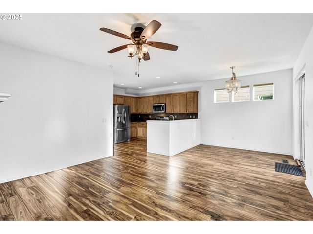 950 Sw 17TH Way, Troutdale, OR 97060