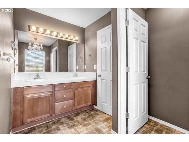 950 Sw 17TH Way, Troutdale, OR 97060