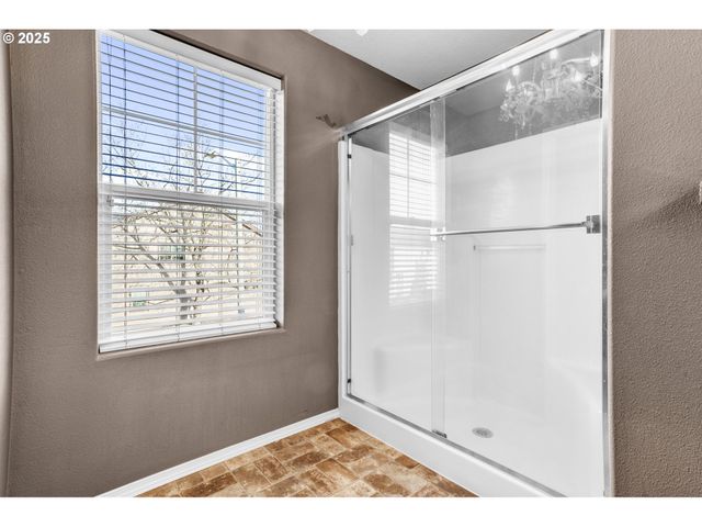 950 Sw 17TH Way, Troutdale, OR 97060