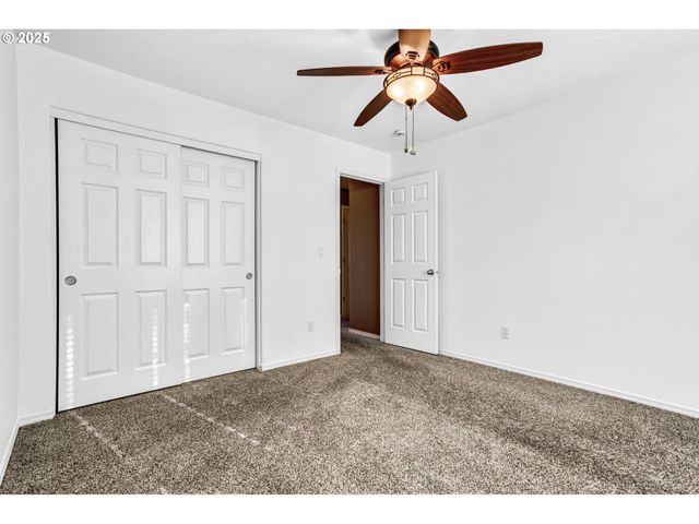 950 Sw 17TH Way, Troutdale, OR 97060