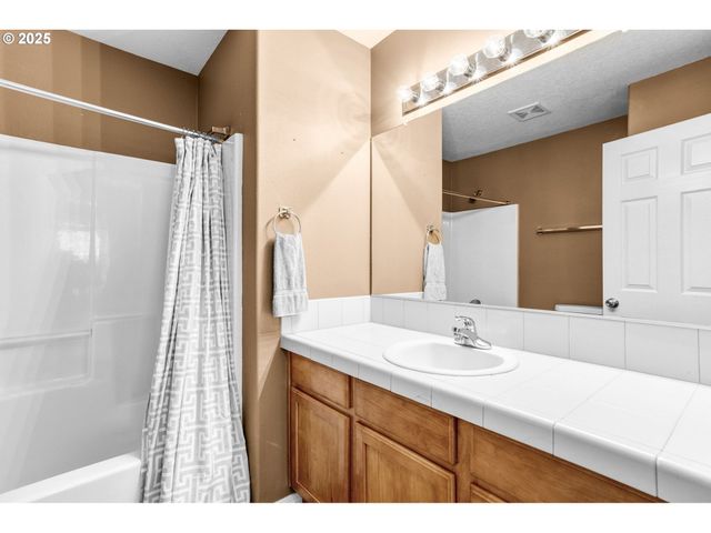 950 Sw 17TH Way, Troutdale, OR 97060