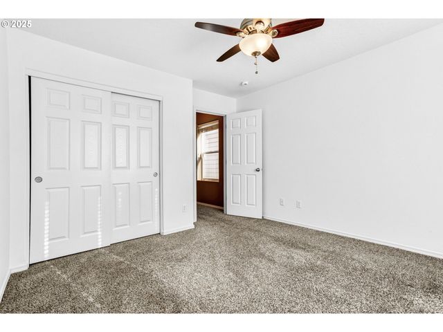 950 Sw 17TH Way, Troutdale, OR 97060