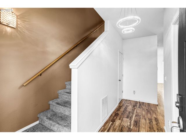 950 Sw 17TH Way, Troutdale, OR 97060