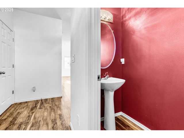 950 Sw 17TH Way, Troutdale, OR 97060