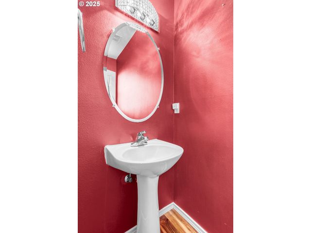 950 Sw 17TH Way, Troutdale, OR 97060