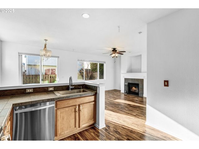 950 Sw 17TH Way, Troutdale, OR 97060