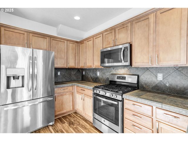 950 Sw 17TH Way, Troutdale, OR 97060