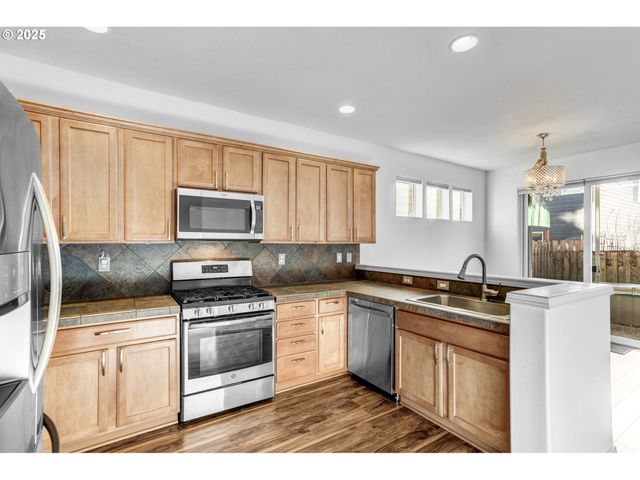 950 Sw 17TH Way, Troutdale, OR 97060