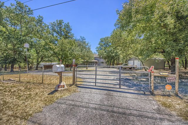324 Hickory Hill, La Vernia, TX 78121