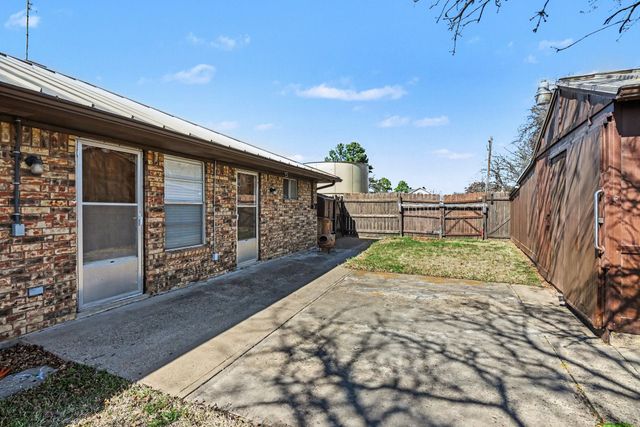 312 Oakwood Street, Azle, TX 76020