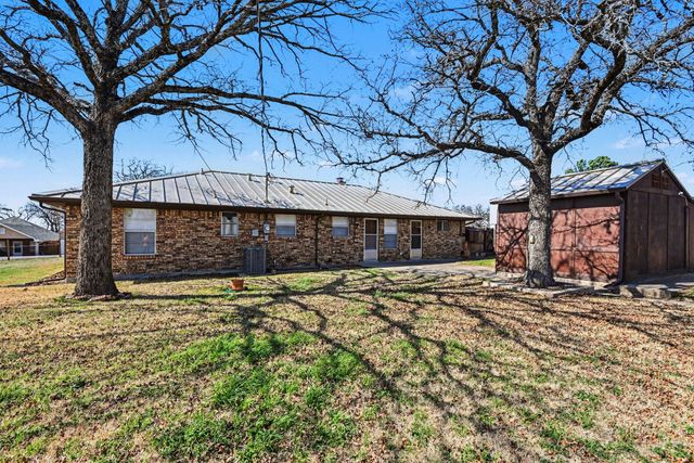 312 Oakwood Street, Azle, TX 76020