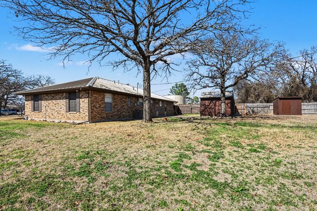312 Oakwood Street, Azle, TX 76020