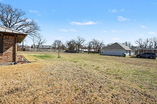312 Oakwood Street, Azle, TX 76020