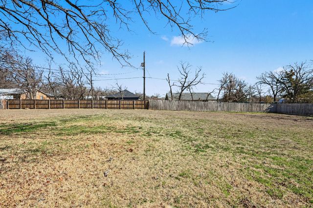 312 Oakwood Street, Azle, TX 76020