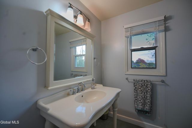 18 N Mallards, Waterford, NY 12188