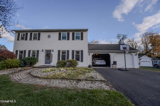 18 N Mallards, Waterford, NY 12188