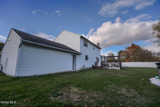 18 N Mallards, Waterford, NY 12188