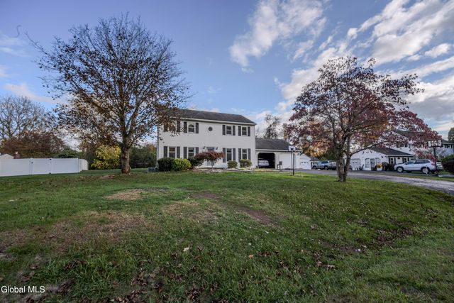 18 N Mallards, Waterford, NY 12188