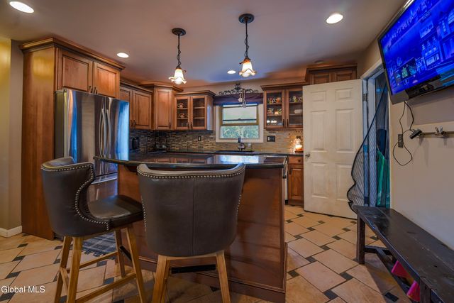 18 N Mallards, Waterford, NY 12188