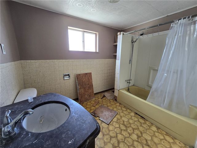 2620 Skyline Drive, West Mifflin, PA 15122