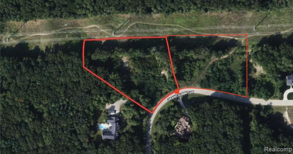 9373 Grand Summit Drive 26 & 27, Fenton, MI 48430