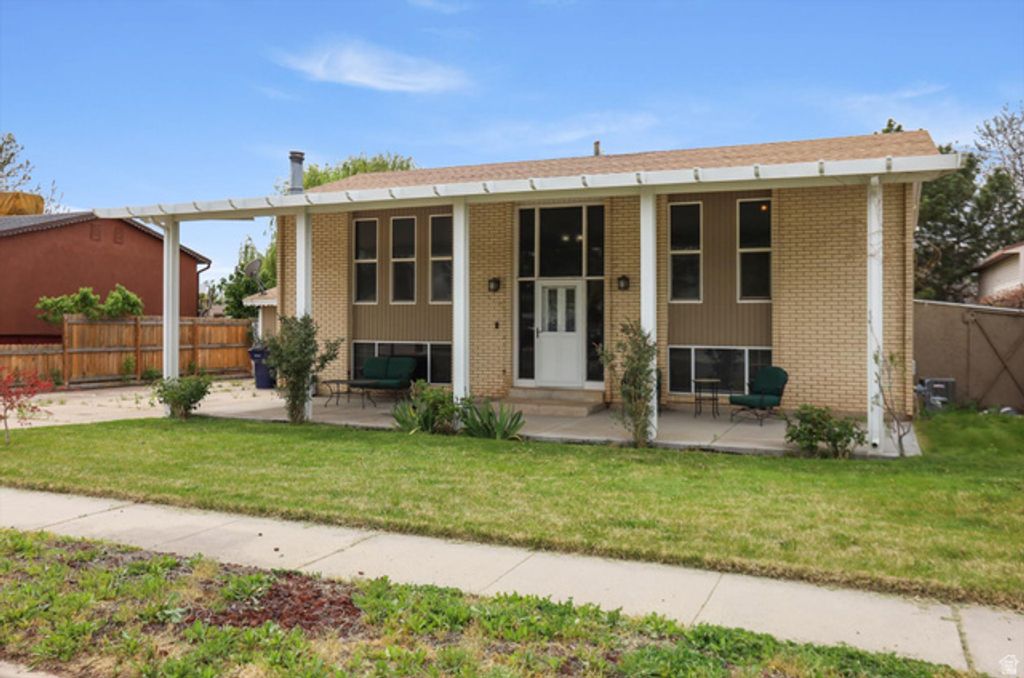 Image 2 of property listing at 4931 S 2825 W, Roy, UT 84067
