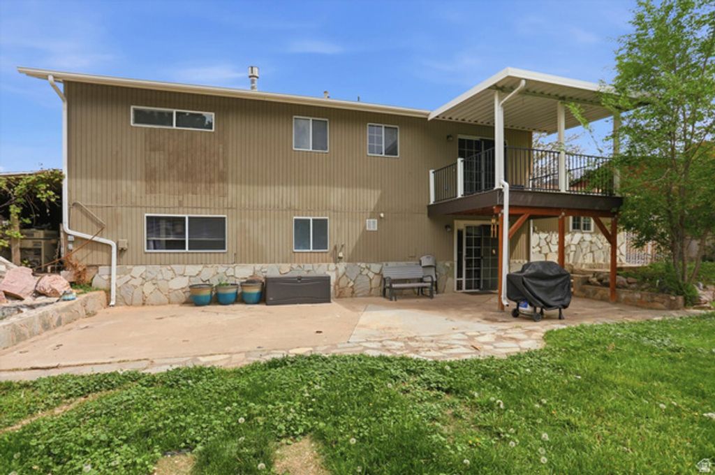 Image 14 of property listing at 4931 S 2825 W, Roy, UT 84067