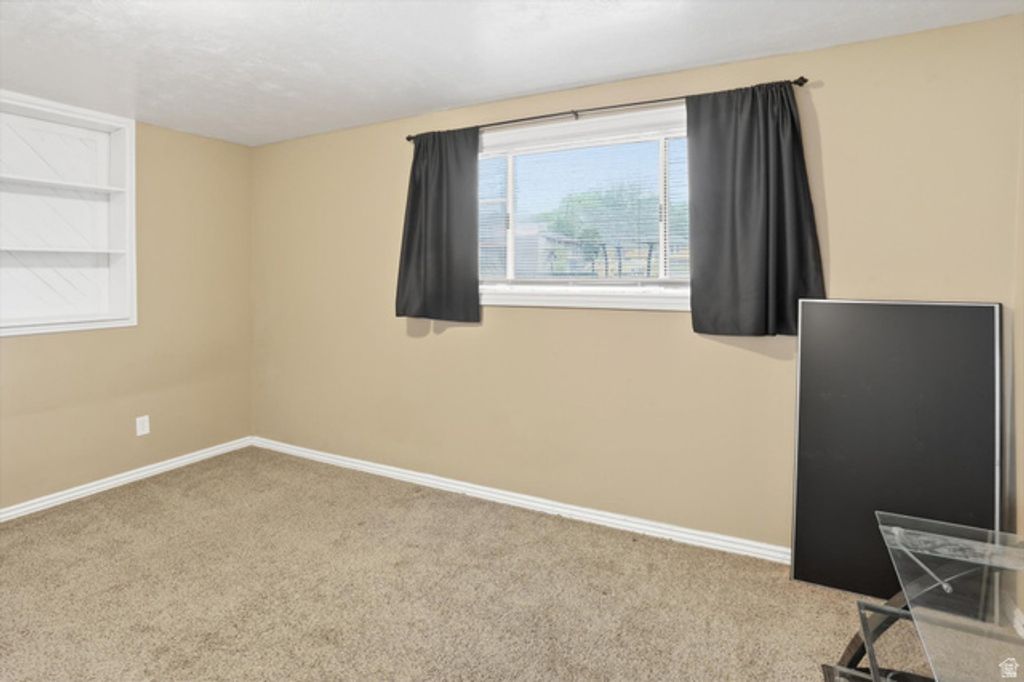 Image 26 of property listing at 4931 S 2825 W, Roy, UT 84067