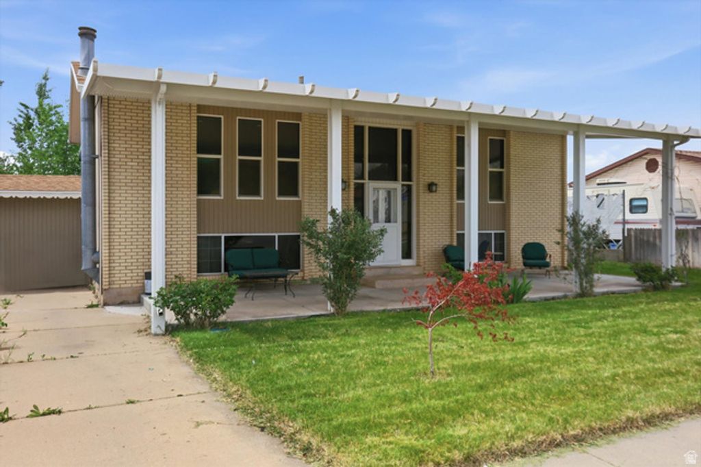 Image 3 of property listing at 4931 S 2825 W, Roy, UT 84067