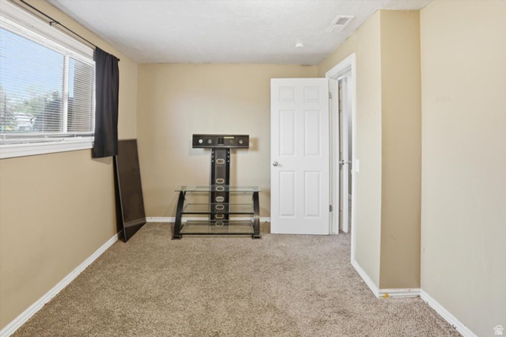 Image 28 of property listing at 4931 S 2825 W, Roy, UT 84067