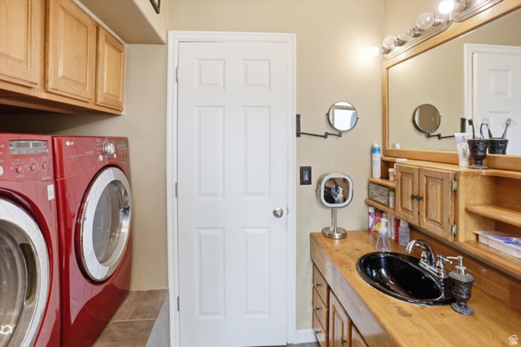 Image 32 of property listing at 4931 S 2825 W, Roy, UT 84067
