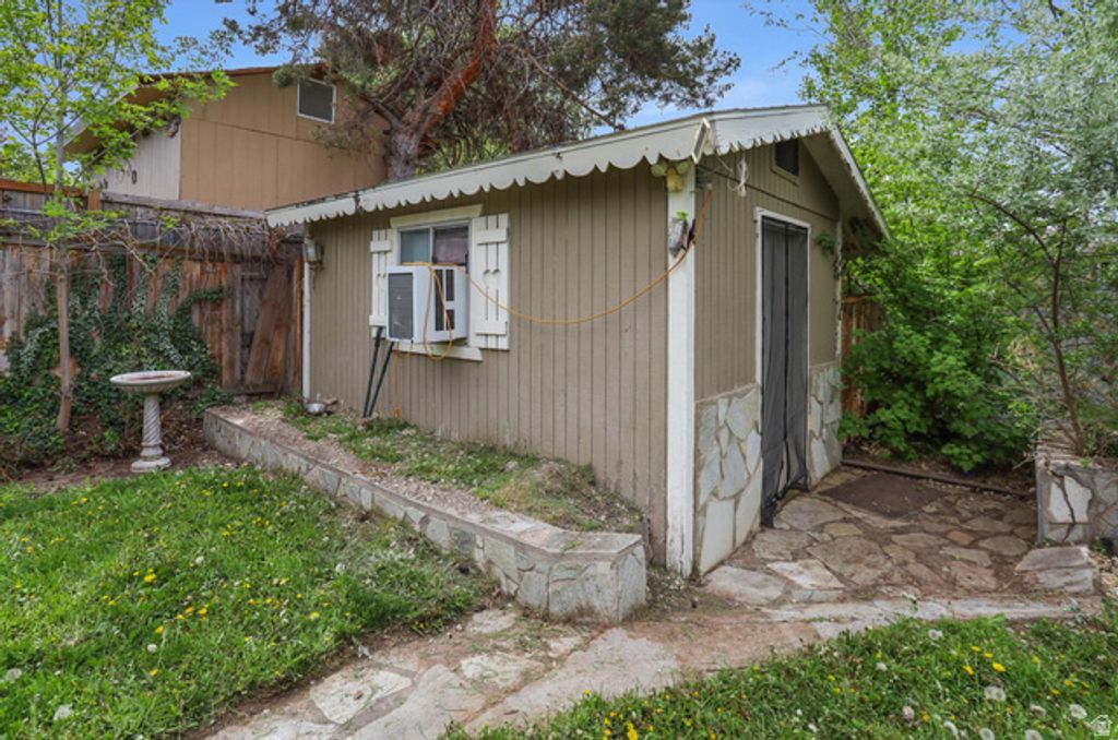 Image 35 of property listing at 4931 S 2825 W, Roy, UT 84067