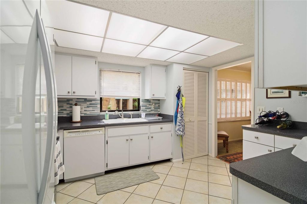 Image 11 of property listing at 1400 BARCARROTA BOULEVARD 201, Bradenton, FL 34205
