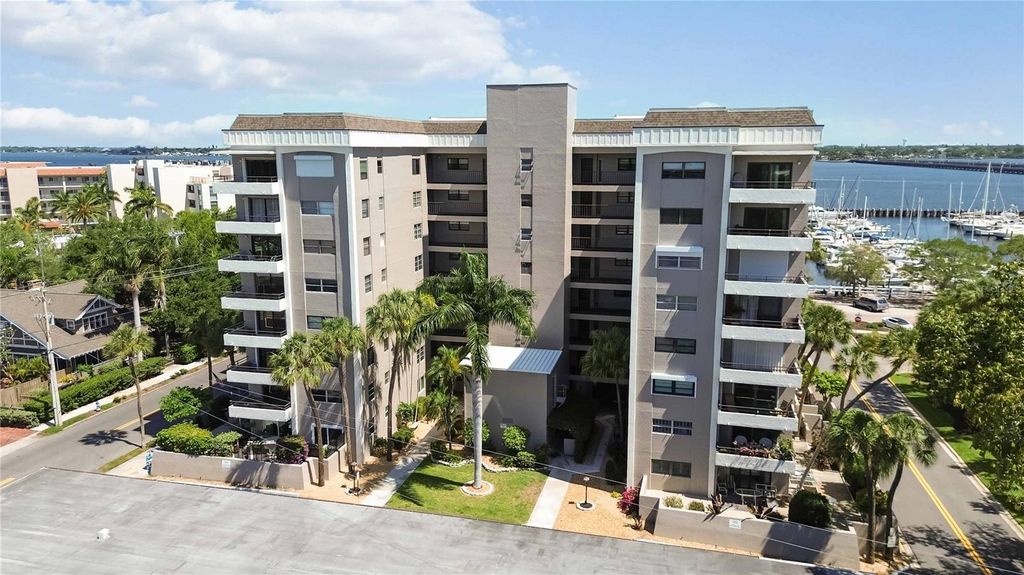 Image 3 of property listing at 1400 BARCARROTA BOULEVARD 201, Bradenton, FL 34205