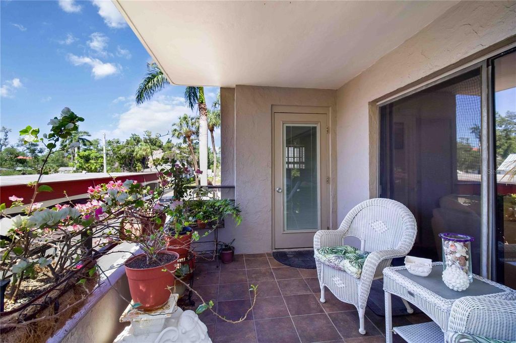 Image 4 of property listing at 1400 BARCARROTA BOULEVARD 201, Bradenton, FL 34205