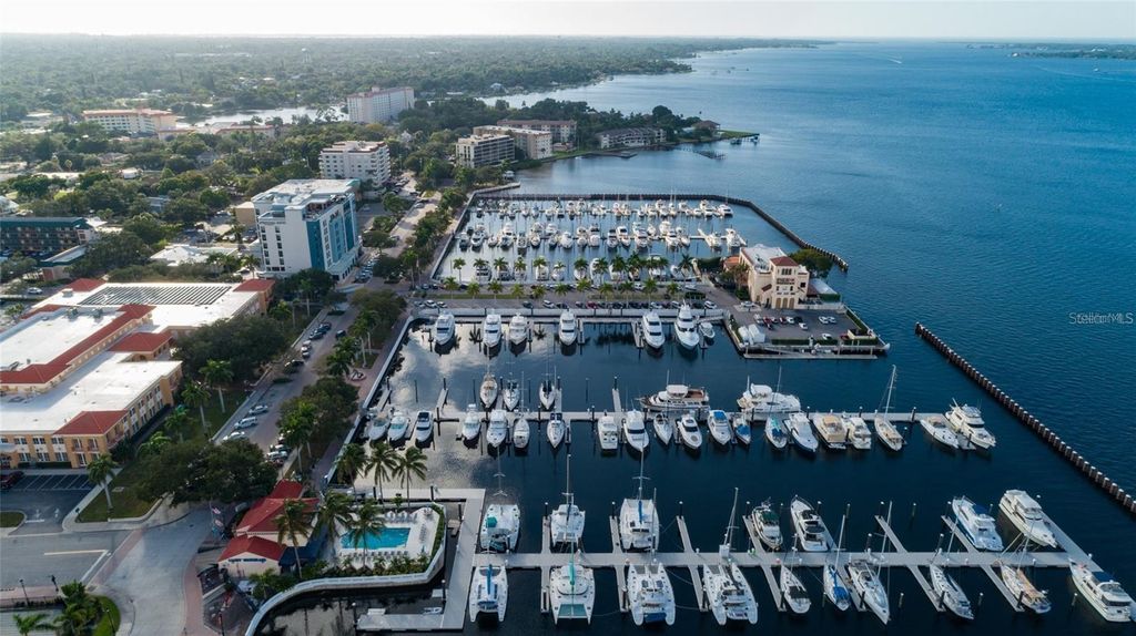 Image 36 of property listing at 1400 BARCARROTA BOULEVARD 201, Bradenton, FL 34205